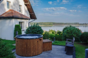 Dom na wzgórzu z widokiem na jezioro z balią i sauną in Lipnica